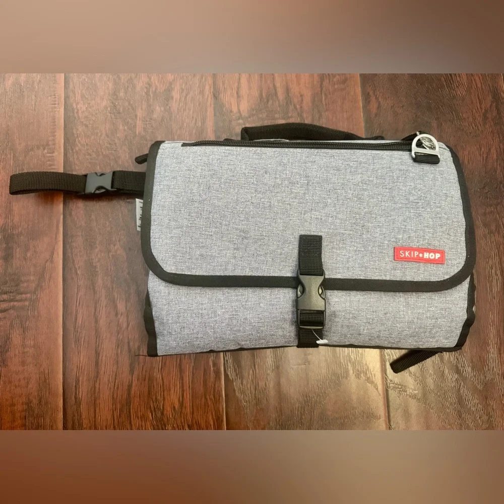 NWOT Skip Hop Pronto Signature Changing Station in Grey and Black